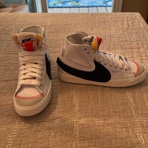 Women’s Nike Blazer MID ‘77 Jumbo Size 8